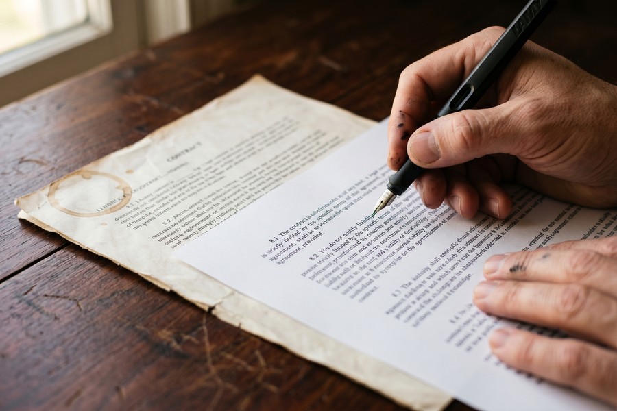 Checklist graphic showing steps to evaluate a personal loan agreement for arbitration clauses