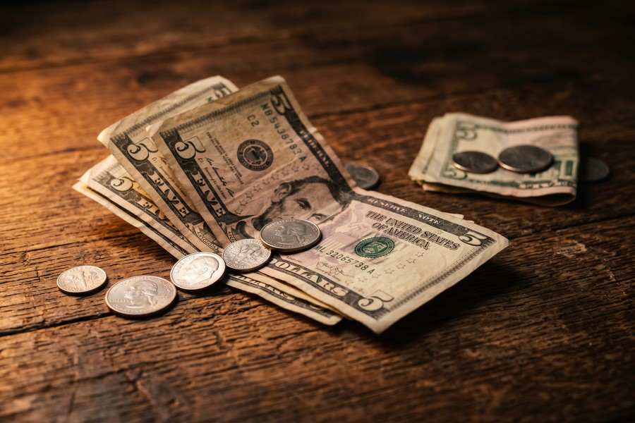Side-by-side dollar cost comparison chart: $500 payday loan vs credit card cash advance over 14 and 30 days